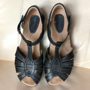 Earth Origins black leather sandals. Size 9